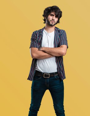 Öfkeli, negatif ve çılgın çığlık genç yakışıklı adam çok kızgın ve üzgün, çok gergin,