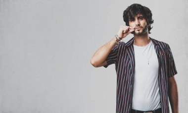 Genç yakışıklı bir sırrı saklamak veya soran sessizlik, ciddi bir yüz, itaat kavramı için adam
