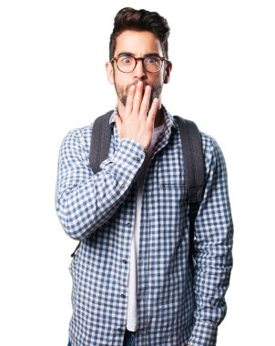 Beyaz arka plan üzerinde izole şaşırmış genç adam