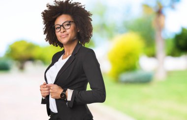 siyah iş kadını kıyafetleri bulanık arka plan üzerinde ayarlama