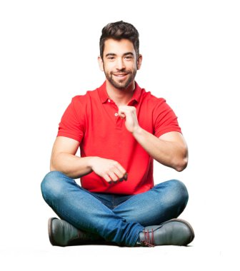 Onu beyaz arka plan üzerinde izole oturma işaret eden adam