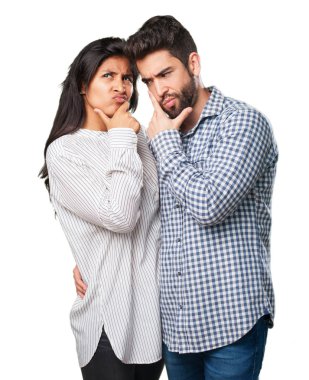 Genç çift dalgın beyaz izole 