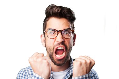 kızgın genç adam beyaz zemin üzerine izole