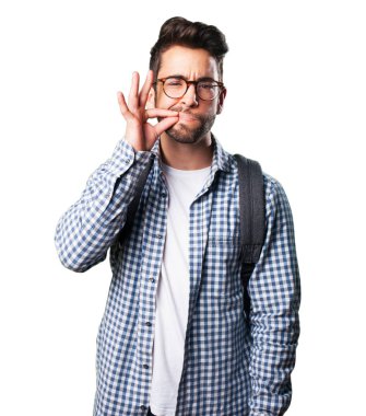 Beyaz arka plan üzerinde izole sessizlik jest yapan öğrenci erkek