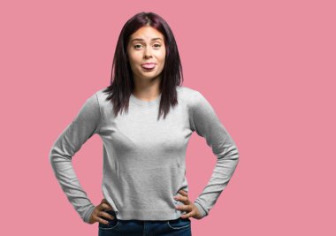 Genç kadın ifade güven ve duygu, eğlenceli ve dostu, dil oyun ya da eğlenceli bir işareti olarak gösterilen güzel