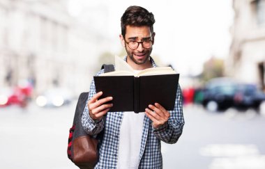 bir kitap okuma öğrenci adam