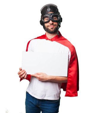 Beyaz arka plan üzerinde izole bir beyaz kopyalama alanı afiş tutarak süper kahraman
