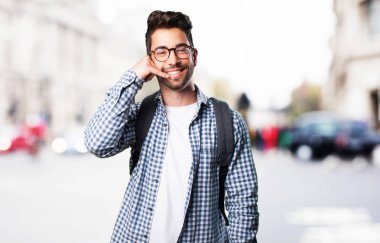 Genç adam: çağrı arka plan bulanık