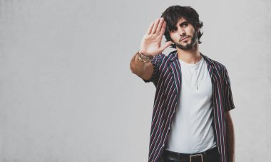 Genç yakışıklı önünde el koyarak ciddi ve kararlı, adamım, jest durdurmak, kavramı inkar