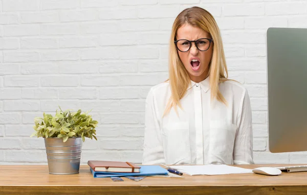 Retrato Una Joven Estudiante Sentada Escritorio Haciendo Tareas Muy Enojada — Foto de Stock