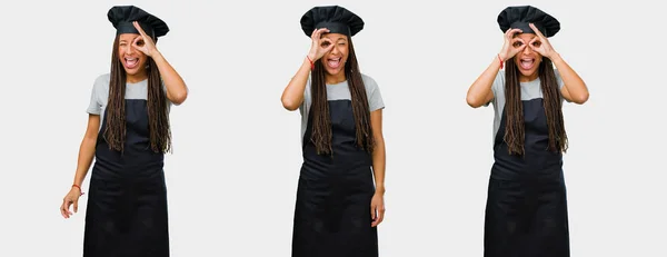 Набір Молодих Чорношкірих Пекарів Веселих Впевнених Тому Роблять Жест Сірому — стокове фото