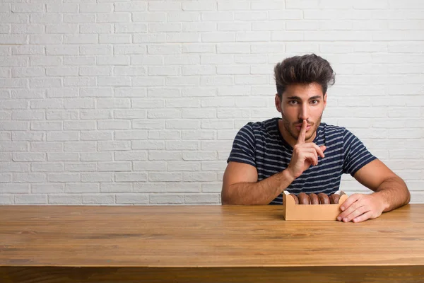 Joven Hombre Guapo Natural Sentado Una Mesa Guardando Secreto Pidiendo — Foto de Stock