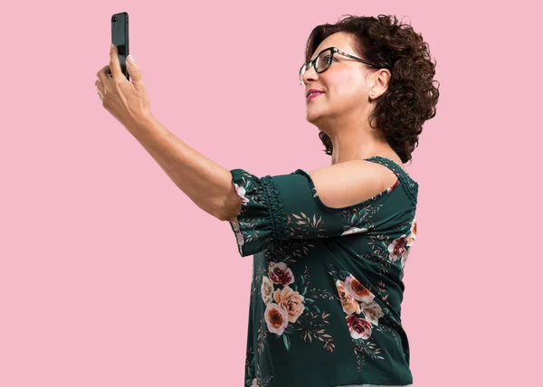 Mujer Mediana Edad Confiada Alegre Tomando Una Selfie Mirando Móvil —  Fotos de Stock