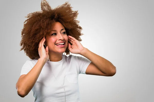 Junge Fitness Afro Frau Hört Musik Mit Kopfhörern — Stockfoto