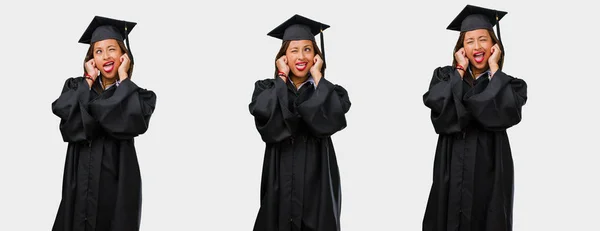 Conjunto Jovem Mulher Negra Graduada Cobrindo Orelhas Com Mãos — Fotografia de Stock