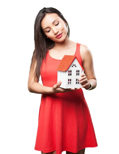 Mulher Asiática Vestido Vermelho Segurando Uma Casa — Fotografia de Stock