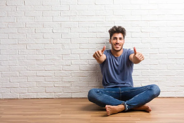 Natuurlijke Jongeman Zit Een Houten Vloer Vrolijk Opgewekt Glimlachend Verhogen — Stockfoto