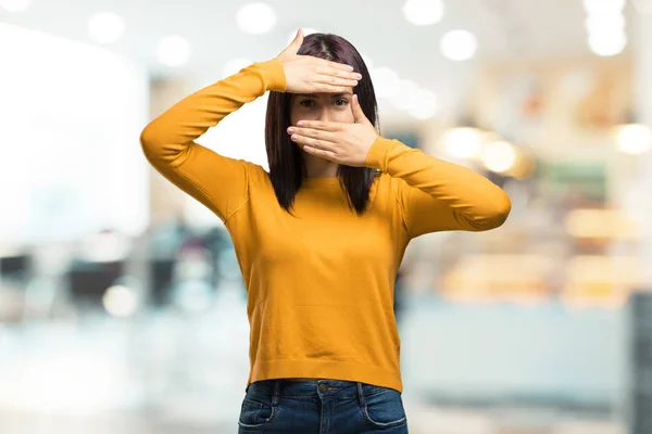 Joven Mujer Bonita Mirando Través Hueco Escondiéndose Entrecerrando Los Ojos —  Fotos de Stock