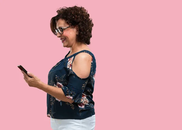 Mujer Mediana Edad Feliz Relajada Tocando Móvil Utilizando Internet Las —  Fotos de Stock