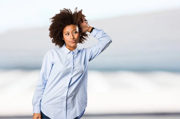 Jonge Zwarte Vrouw Blauw Shirt Luistert Onscherpe Achtergrond — Stockfoto