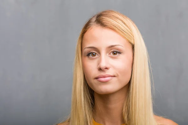 Porträtt Naturliga Unga Blonda Kvinnan Glad Säker — Stockfoto