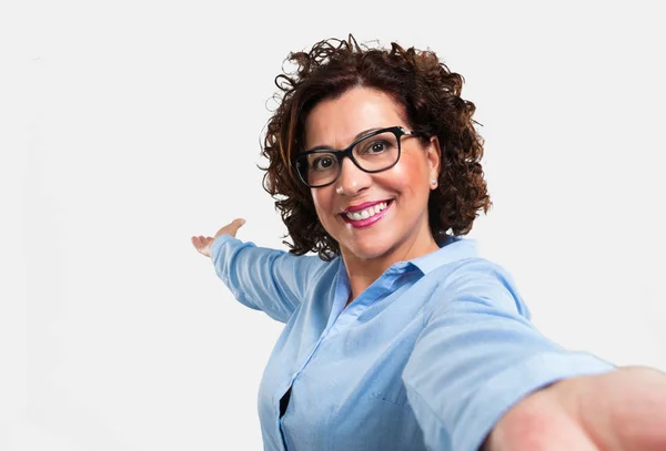 Mujer Mediana Edad Sonriendo Feliz Tomando Una Selfie Sosteniendo Cámara — Foto de Stock