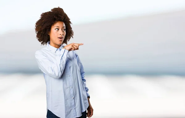 Junge Schwarze Frau Zeigt Raum Auf Verschwommenem Hintergrund — Stockfoto