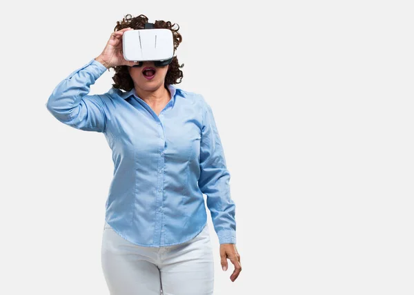 Mulher Meia Idade Animada Entretida Brincando Com Óculos Realidade Virtual — Fotografia de Stock