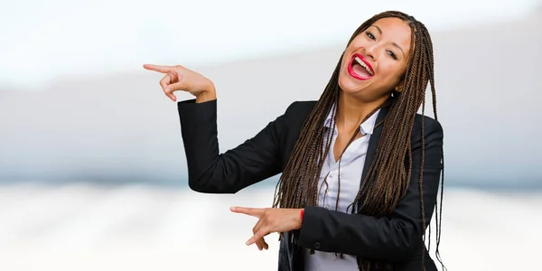 Retrato Uma Jovem Mulher Negócios Negra Apontando Para Lado Sorrindo — Fotografia de Stock