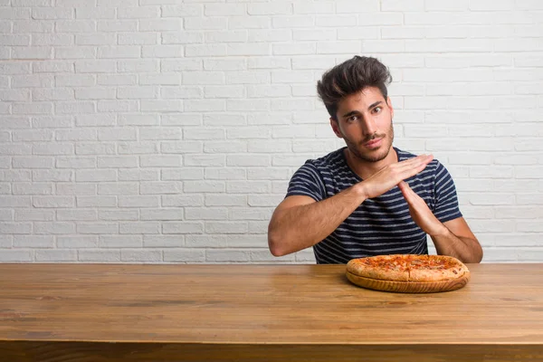 Joven Hombre Guapo Natural Sentado Una Mesa Cansado Aburrido Haciendo — Foto de Stock