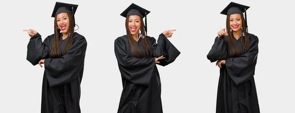 Σύνολο Αποφοίτησε Νεαρή Μαύρη Γυναίκα Που Δείχνει Προς Την Πλευρά — Φωτογραφία Αρχείου