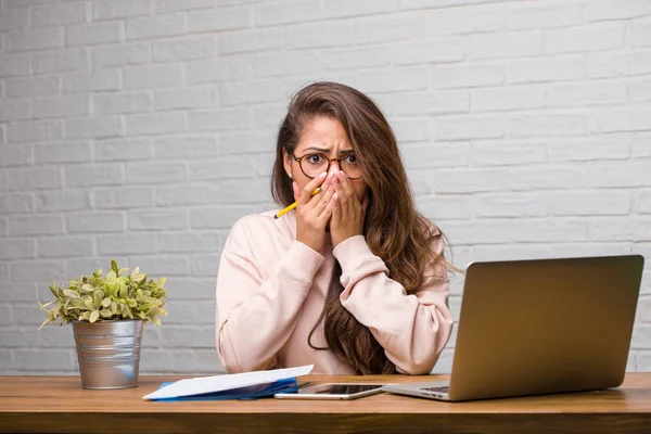 Çok korkmuş ve Korkarım masasında oturan genç öğrenci latin kadın portresi