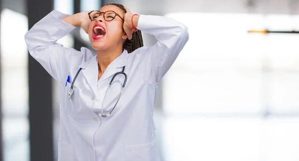 Retrato Uma Jovem Médica Negra Louca Desesperada Gritando Fora Controle — Fotografia de Stock