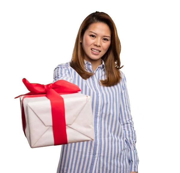 Čínská Žena Pruhované Tričko Drží Dárek Izolovaných Bílém Pozadí — Stock fotografie