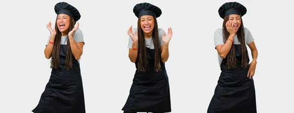 Conjunto Jovem Mulher Negra Padeiro Uniforme Preto Rindo Divertindo — Fotografia de Stock