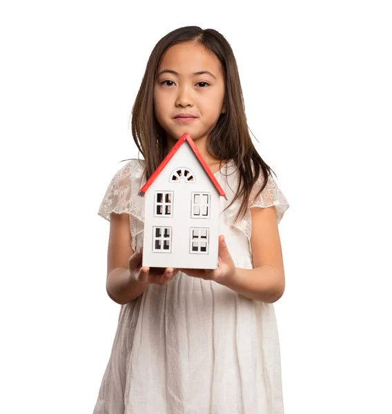 白い背景に分離した小さな家を保持している白いドレスの中国少女 — ストック写真