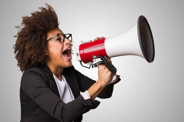 Negro Mujer Negocios Gritando Megáfono Sobre Fondo Gris — Foto de Stock