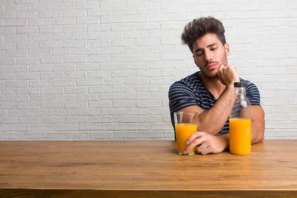 Joven Hombre Guapo Natural Sentado Una Mesa Dudando Confundido Pensando — Foto de Stock