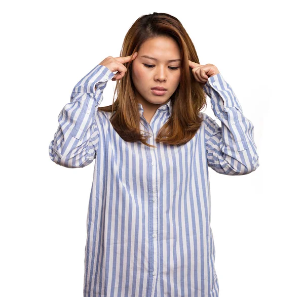 Mulher Chinesa Concentrada Camisa Listrada Isolada Fundo Branco — Fotografia de Stock