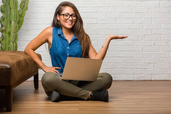 Portret Van Jonge Latijns Vrouw Zittend Vloer Houden Iets Met — Stockfoto