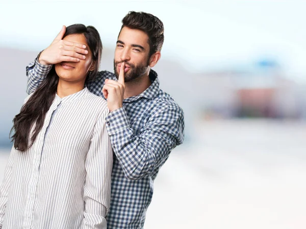 Hombre Givign Una Sorpresa Novia — Foto de Stock