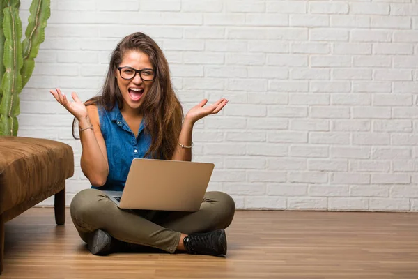 Portret Van Jonge Latijns Vrouw Zittend Vloer Schreeuwen Gelukkig — Stockfoto