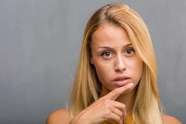 Retrato Mujer Rubia Joven Natural Pensando Idea Preocupado —  Fotos de Stock