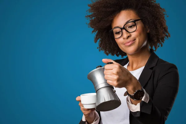 Femme Affaires Noire Préparant Une Tasse Café Sur Fond Bleu — Photo