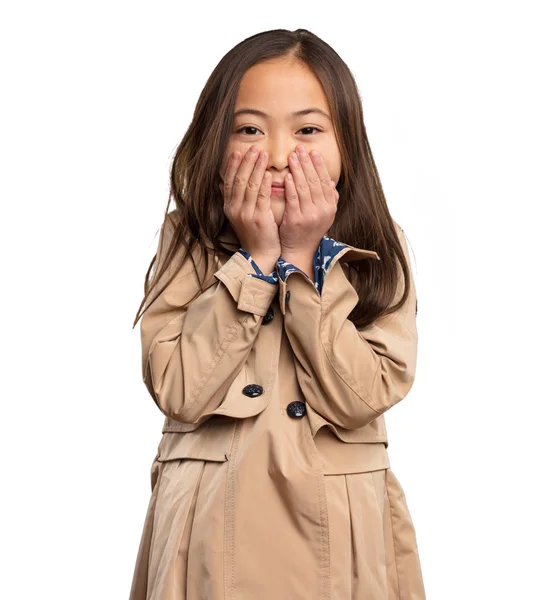 Menina Chinesa Com Medo Casaco Bege Isolado Fundo Branco — Fotografia de Stock