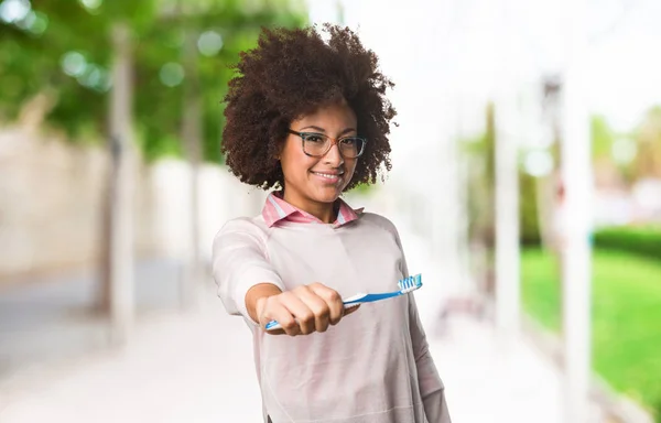 Zwarte Vrouw Met Behulp Van Tandenborstel Selectieve Aandacht — Stockfoto