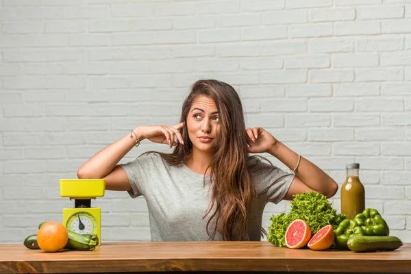 Porträt Einer Gesunden Jungen Lateinischen Frau Die Ohren Mit Händen — Stockfoto