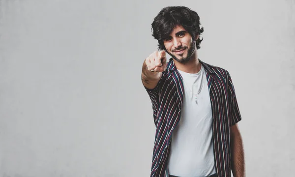 Jovem Homem Bonito Alegre Sorridente Apontando Para Frente — Fotografia de Stock