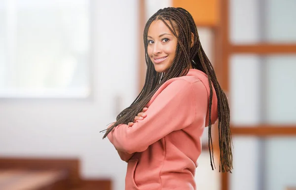 Portret Van Een Jonge Zwarte Vrouw Dragen Vlechten Overschrijding Van — Stockfoto