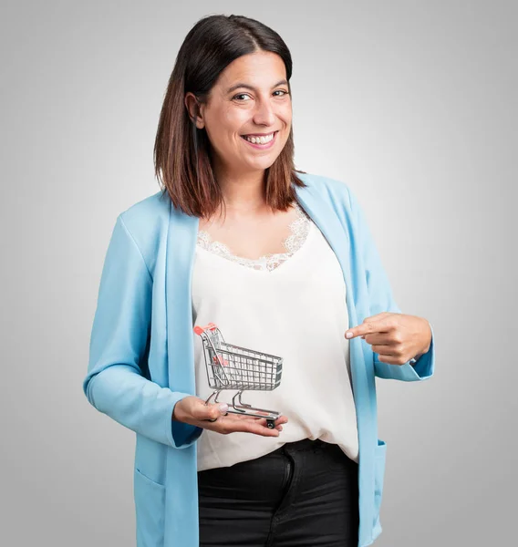 Mujer Mediana Edad Sonriendo Feliz Sosteniendo Carrito Compras Miniatura Concepto — Foto de Stock